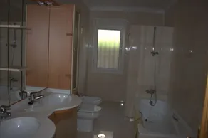 Stor villa nær stranden med udsigt over poolen og havet - Image 2
