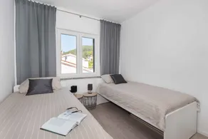 Holiday apartment with balcony and air conditioning - Image 5