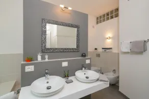 Villa Marghi, modern villa with infinity pool overlooking Lake Trasimeno - Image 4