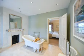 4* Coastal Estate Farmhouse Close to Pretty Beach. Wonderful Coastal Paths & Woodland Walks - Image 3