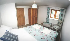 High Peak converted barn with private garden and stunning views - Image 5