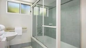Pacific Waves Apartments - Image 2