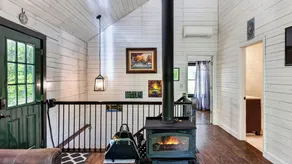 The Hearthwood by Avantstay Cozy Cabin + Bunks Screened Porch + Firepit Table + Grill Mins to Waterfalls + Brevard - Image 3