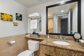 Cozy Room in Heart of Waikiki - Image 2