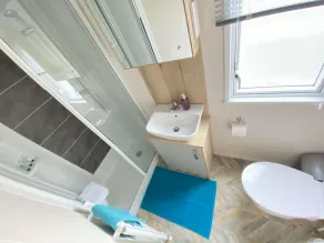 Lake Front 3 Bed Caravan in South Cerney - Image 4