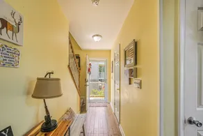 Beautiful waterfront townhouse w/ perfect location, fireplace & WiFi - Image 3