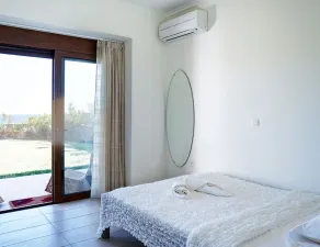 Villa de luxe Verna avec piscine à débordement - Image 5