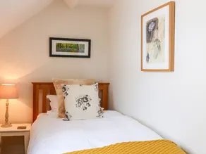 CHURCH HOUSE, family friendly, with a garden in Wirksworth - Image 3