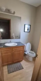 Spacious comfortable Air-Conditioned. Near airport! - Image 3