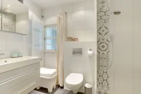Cozy 4-person bungalow with lovely private outdoor hot tub. - Image 4