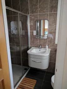 Modern 4 Bedroom House - Image 5