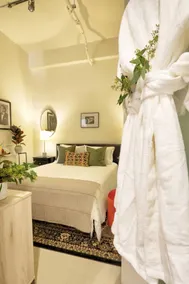 Glamorous Old Hollywood DTLA Condo, 360 Degree Rooftop Pool & Free Parking - Image 3