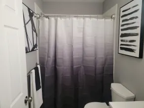 Lovey Spacious 2 Bedroom Apartment 15 min from Airport/Downtown - Image 3