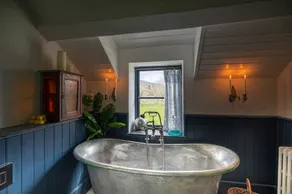 Ty Sinsir, Castle, Mountain Views, Hot Tub, Fire Pit, Glamorous interiors 🧡 - Image 5