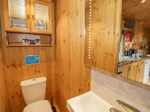 SHEPHERDS RETREAT, pet friendly, with a garden in Cleobury Mortimer - Image 2