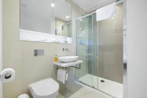 Design-Led Luxurious Townhouse Prime Location W/ Parking - Image 3