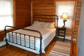 Quaint Harbor Springs Log Home med Lake Michigan Beach Access - Image 4