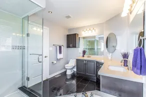 Amazing Spacious house in heart of Richmond hill - Image 4
