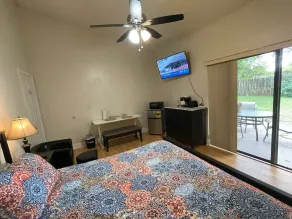 Cozy room with private bathroom and entrance - Image 4