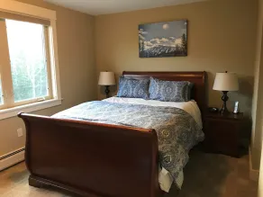 High End 3 bed 3 bath ski in/out condo with private hot tub on the back deck! - Image 5