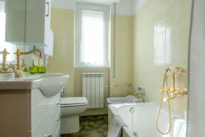 Beautiful 4-bed Apartment in Limonta - Image 2