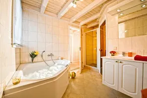 Maisonette-Apartment „Bornholm“ 103m² für 6 Pers. im Schlosspark Bad Saarow, Sauna, Whirlpool und Kamin - Image 2