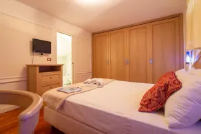 Beautiful 8 bedroom Villa overlooking the Ligurian sea - Image 3