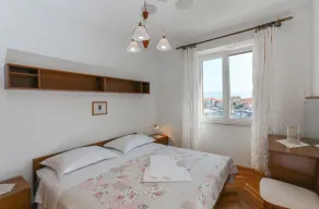 Three bedroom apartment near beach Postira, Brač (A-6053-a) - Image 4