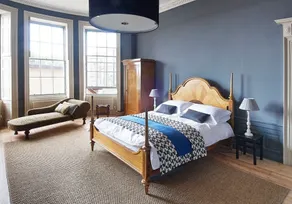 A fusion of Georgian and Modern. Impeccably furnished with excellent attention to detail! - Image 5