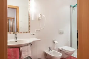 Appartamento per vacanze \"Rosengarten A\" con vista sulle montagne, terrazza privata e Wi-Fi - Image 2