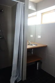Nyt, lyst og solrigt hus omgivet af en lukket og beskyttet have. - Image 2