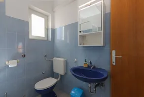 Appartement entièrement équipé avec terrasse | Vue sur l'eau - Image 4