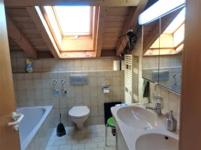 Lejlighed (93sqm), 3 soveværelser, stue, køkken, bad / bruser / toilet, flisebelagt brændeovn, 2 balkoner - Image 5