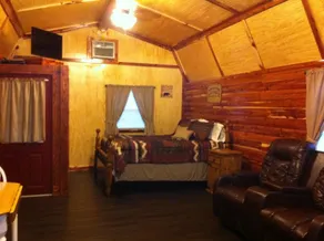 Lovely secluded rustic cabin within waking distance of Rocky Top Winery . - Image 4