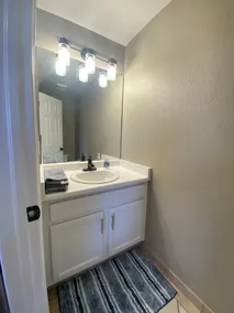 Freshly remodeled 4 bdrm home for up to 8 guests - Image 4