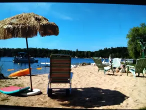 Specialtilbud på! Lakefront sommerhus med a🏖️ og ekstra bonus! The Love Shack! - Image 5