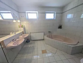 Holiday home with pool and internet - Image 4