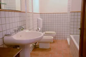 Apartamento en villa rural con parque de árboles seculares a 800 metros del mar. - Image 3