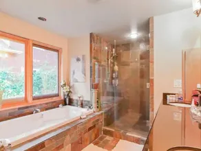 Beautiful lakefront home in Vida, Or - Image 4