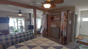 Cozy All Season Tiny house Bungalow right on the Lake  wine and brewery trail. - Image 5