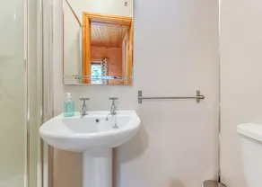 4 bedroom accommodation in Ellesmere - Image 4