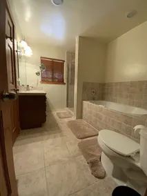 Arrowhead Lodge - 5 min walk to lake, jacuzzi tubs and AC! - Image 5