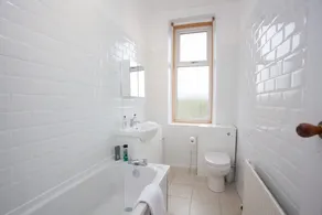 Charming 2 Bed Flat in Giffnock - Image 3