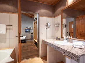 Suite, bath, toilet - Image 5