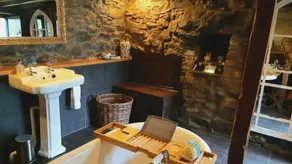Casa romántica de piedra súper linda con tina de agua caliente y baño en el spa. - Image 3