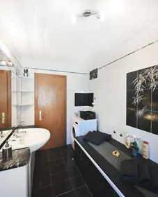 Quiet apartment with free parking on the property - Image 5