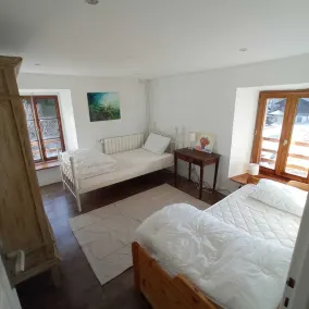 Authentic stone and larch chalet, 350 m from the gondola, sleeps 8–9, 90 m² - Image 5