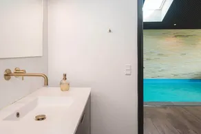 Panoramaudsigt over havet med pool - Image 3