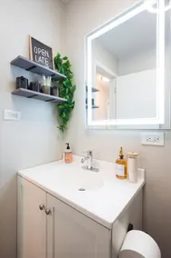 Sunflower Apt 10 Min from Downtown Chicago - Sleeps up to 6 - Image 4