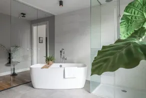 Suite no primeiro andar, 35m2, casa de banho privativa com banheira e chuveiro de efeito chuva. - Image 5
